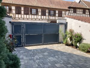 Vue sur portail d'entrée